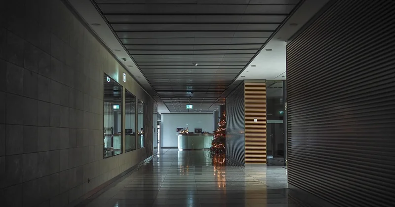 Le cas des couloirs avec portes : le vrai casse-tête