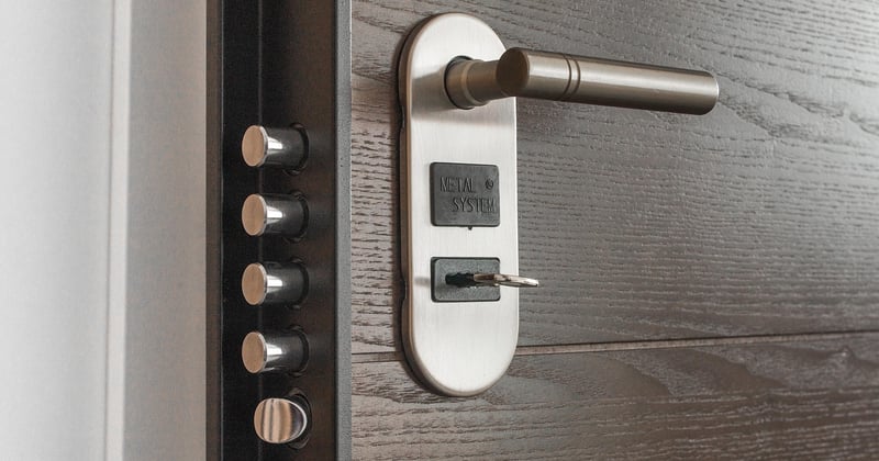 Sécuriser la porte d’entrée d’un appartement contemporain sans sacrifier le style
